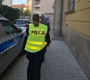 policjanci prowadzący osobę zatrzymaną