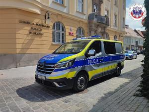 oznakowany radiowóz przed wejściem do budynku oławskiej policji