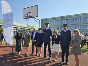 Policjanci, Straż Graniczna oraz dyrekcja szkoły