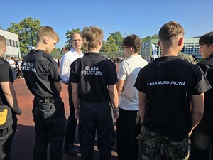 uczniowie z klasy policyjnej i profilu mundurowego