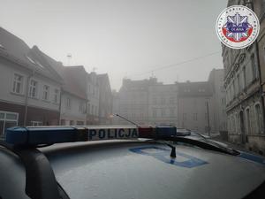 napis policja, mgła w tle
