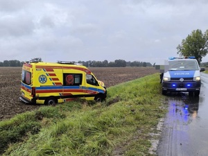 żółty ambulans i policyjny radiowóz