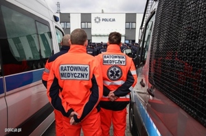 ratownicy medyczni przy radiowozach policyjnych