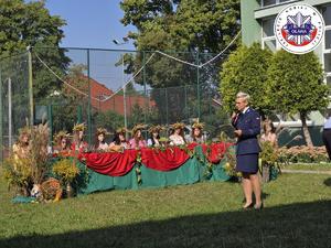 Policjantka czytająca fraszkę podczas Narodowego Czytania w CKZiU