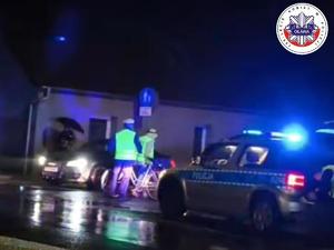policjanci pracujący na miejscu zdarzenia