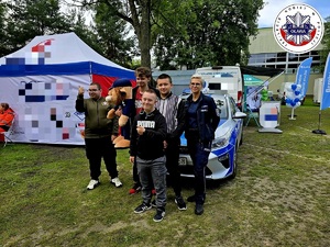 grupowe zdjęcie z policjantem