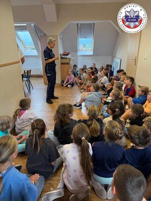 Policjantka podczas spotkania z uczniami szkół podstawowych