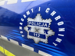 Napis Policja 112, pomagamy i chronimy