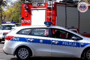 oznakowany radiowóz policji i wóz straży pożarnej