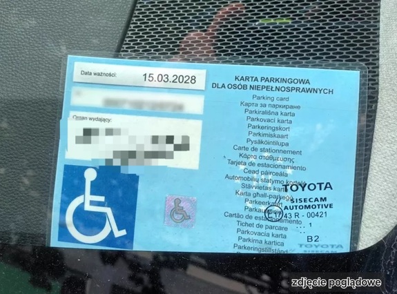 zdjęcie poglądowe karty parkingowej dla osób niepełnosprawnych