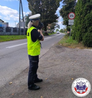 Policjantka Ruchu Drogowego podczas pomiaru prędkości