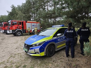 radiowozy policyjne i wozy bojowe straży pożarnej