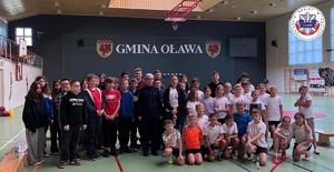 zdjęcie grupowe uczniów Szkoły Podstawowej w Gać i policjantki