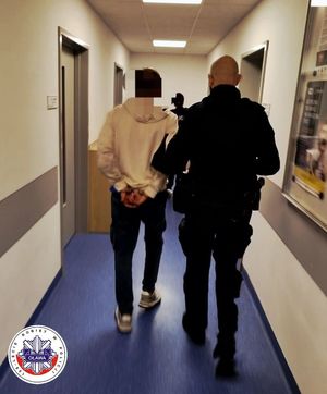 policjant prowadzący osobę zatrzymaną