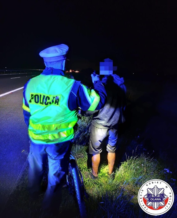 Policjant i zatrzymany na autostradzie rowerzysta