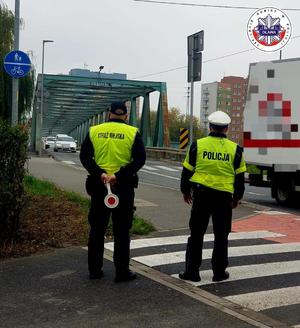 Policjant i Strażnik Miejski podczas działań