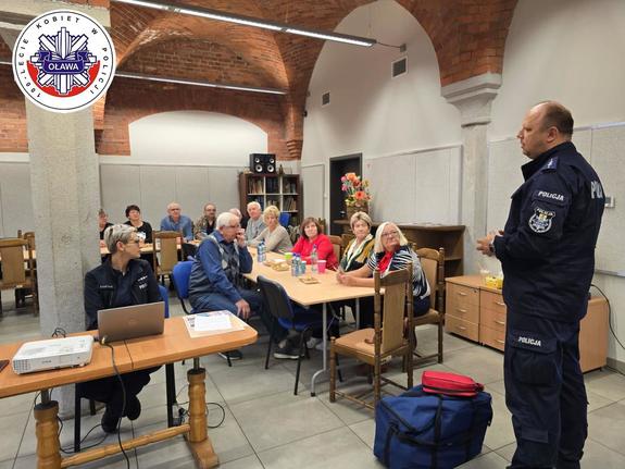 policjant podczas szkolenia seniorów