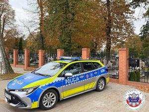 policyjny oznakowany radiowóz przy nekropolii