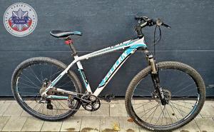 Rower marki Pelican koloru jasnego z niebieskimi dodatkami