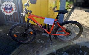 rower marki B-Twin koloru pomarańczowego