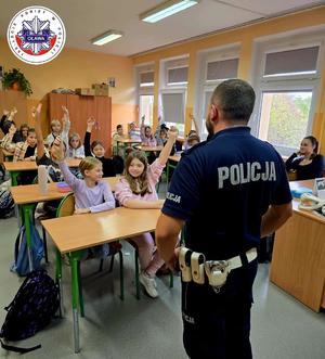 policjant z Wydziału Ruchu Drogowego oławskiej policji na spotkaniu z uczniami Szkoły Podstawowej nr 3 w Oławie