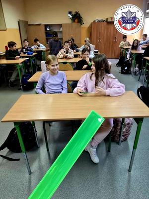 odblaski rozdawane uczniom podczas spotkania