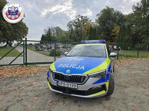 oznakowany radiowóz policji przy cmentarzu