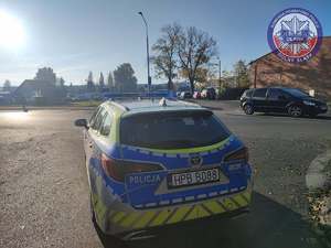 oznakowany radiowóz przy cmentarzu