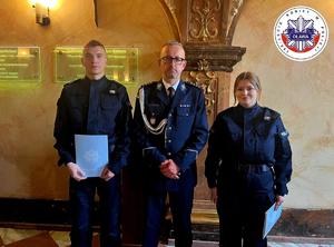 Komendant Powiatowy Policji w Oławie nadkomisarz Grzegorz Maciąg w towarzystwie nowo przyjętych policjantów