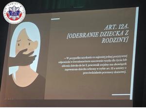 slajd z prezentacji o treści - małoletni w procedurze Niebieskiej Karty - małoletni jest uznawany za osobę doznającą przemocy w sytuacji: kiedy bezpośrednio wobec niego jest stosowana przemoc, gdy jest świadkiem przemocy domowej. Procedura Niebieskiej Karty jest jednym z priorytetowych instrumentów służących wsparciu i ochronie osób dotkniętych przemocą domową, szczególnie małoletnich