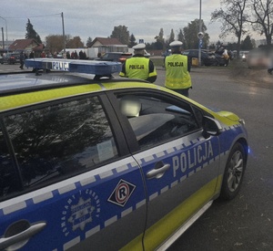 policjanci pilnujący porządku w rejonie cmentarzy