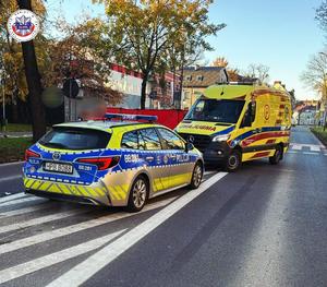 policyjny radiowóz i zespół ratownictwa medycznego