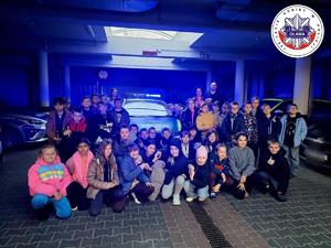 uczniowie klasy trzeciej SP nr 3 w Oławie podczas zwiedzania budynku oławskiej policji