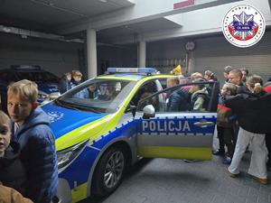 uczniowie oglądają policyjny radiowóz