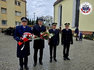 od lewej na zdjęciu są: Komendant Powiatowy Policji w Oławie, Komendant Straży Pożarnej w Oławie, Komendant oraz Naczelnik Straży Miejskiej w Oławie