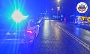 policja i pogotowie na miejscu kolizji drogowej