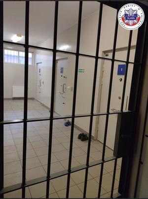 kraty przy wejściu do policyjnego aresztu
