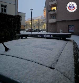 napis Policja w śniegu