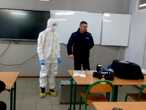 uczniowie z klasy policyjnej podczas zajęć z technikiem kryminalistyki