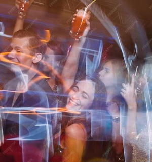 zdjęcie poglądowe - osoby na imprezie