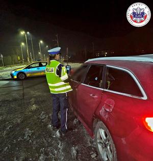 policjantka podczas kontroli drogowej