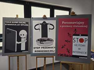wystawa plakatów klasy I BP dotyczących hejtu, przemocy i agresji
