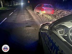 samochód marki opel i policyjny radiowóz