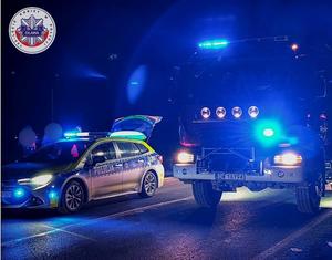 Policyjny radiowóz i Straż Pożarna na miejscu kolizji drogowej