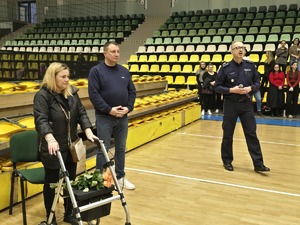 Komendant Powiatowy Policji w Oławie otwierający Turniej Charytatywny