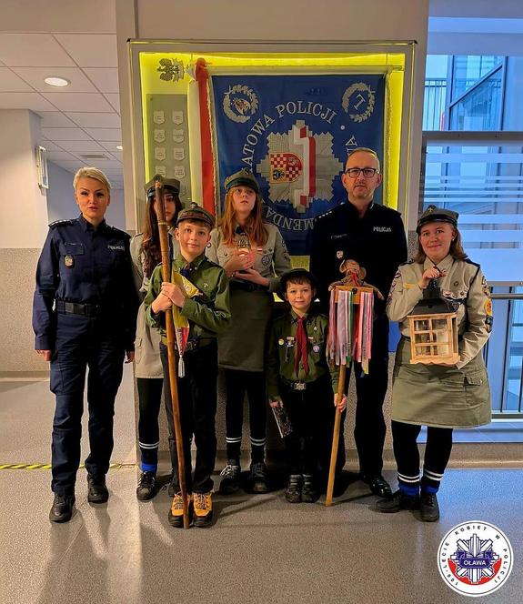 Przekazanie na ręce Komendanta Powiatowego Policji w Oławie nadkom. Grzegorza Maciąga Betlejemskiego Światełka Pokoju