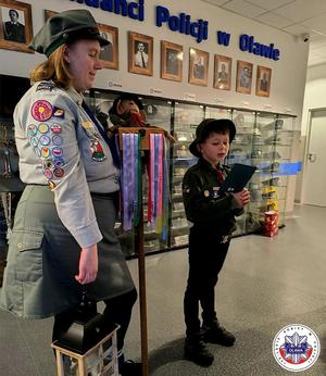 Harcerze przekazujący Betlejemskie Światełko Pokoju