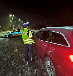 policjantka podczas kontroli drogowej