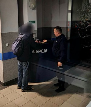 policjant udzielający pomocy osobie bezdomnej