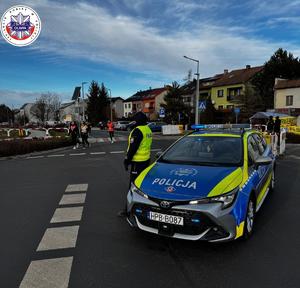 policjant zabezpieczający bieg sylwestrowy